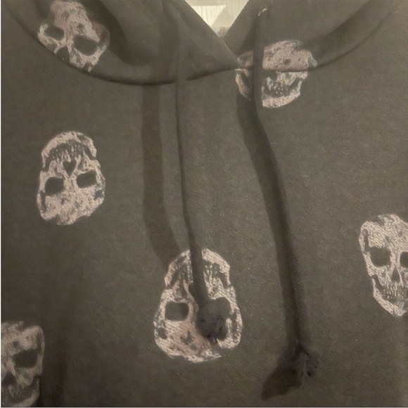 Women’s hooded sweatshirt with skull pattern - Picture 3 of 7